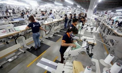Công nhân làm việc trong một nhà máy may. Ảnh: Reuters